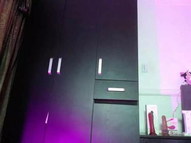 emma-hoot1 on BongaCams