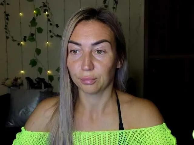 Jullyblondkiss on BongaCams 