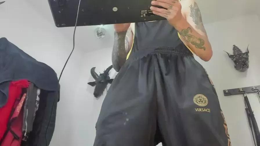 aaronbigdickxxx on Cam4 