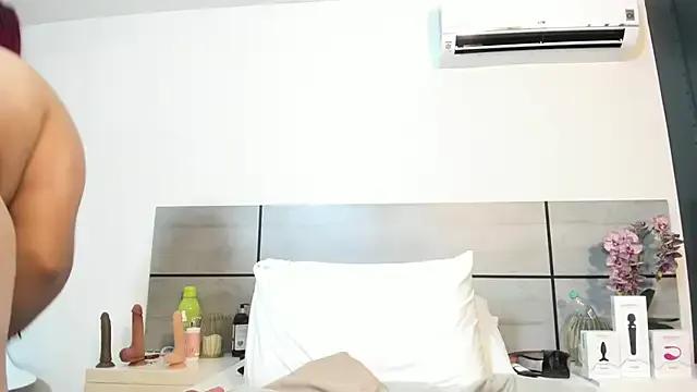 EmmaSmith2 on StripChat 