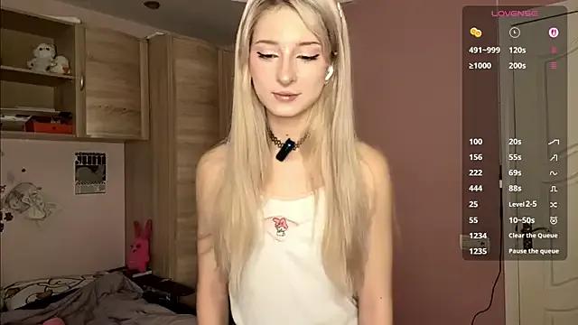 FridaAaberg on StripChat