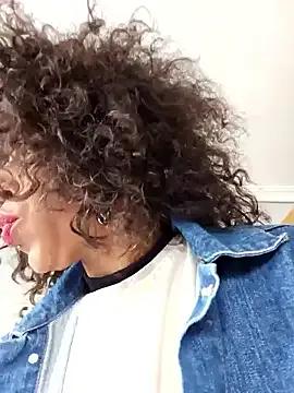 Goldenlace on StripChat