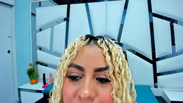 Lucy_White__ on StripChat