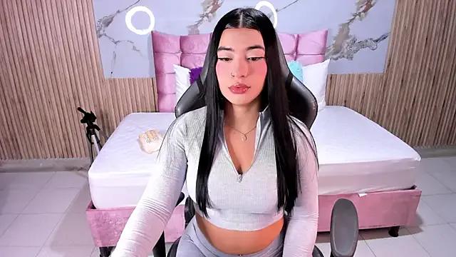 Nicolee19 on StripChat