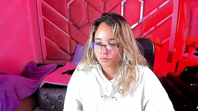 Olivia_Fox69 on StripChat